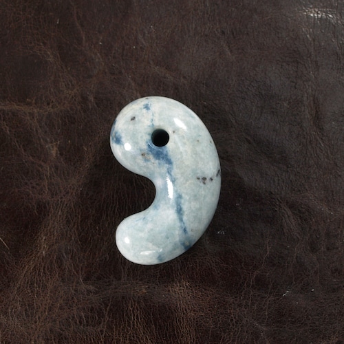 糸魚川翡翠 青翡翠 まがたま 勾玉  17.3g Blue marble Jadeite Magatama