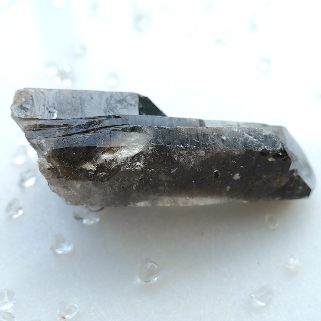 【古代ケルトの聖なる森を思わせる黒の守護石】黒水晶（モリオン）　原石　No.89
