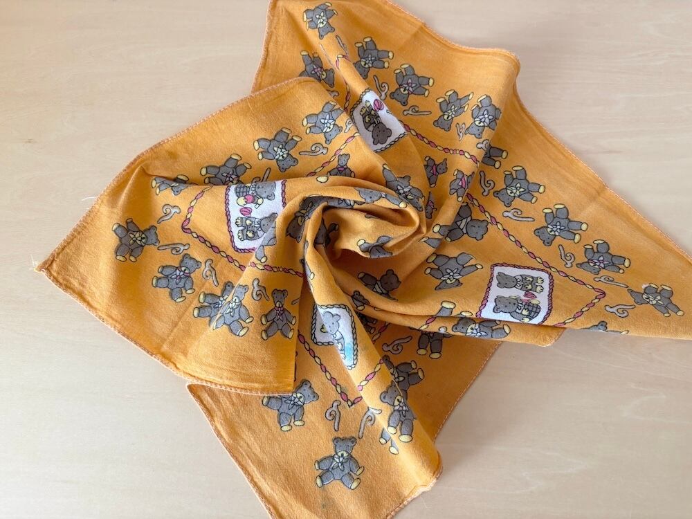 くまがたくさんのバンダナ/ 山吹色