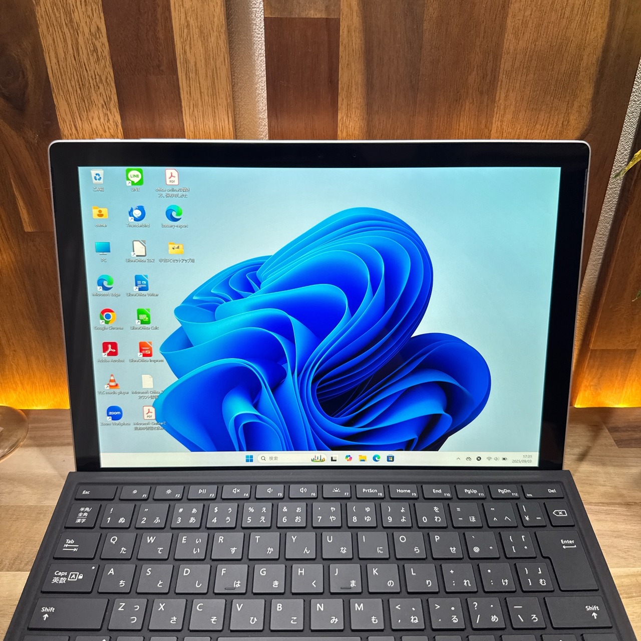 \ 公式ショップ限定価格❣️/ 準美品《LTEモデル》Surface Pro5 プラチナ 2in1 メモリ8GB SSD256GB 第7世代 ノートパソコン 安心サポート&3ヶ月保証付き