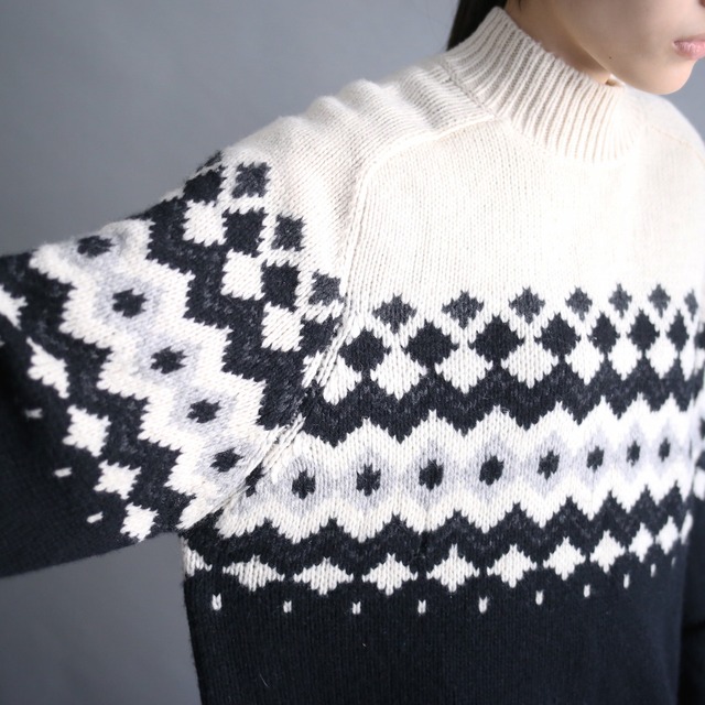 monotone nordic pattern loose silhouette mock-neck sweater