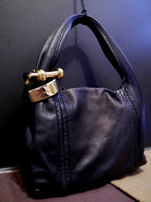 レア20万★JIMMY CHOO ジミーチュウ SABA Wリングチャーム レザー ショルダー トート バッグ 黒★ リングチャームが輝きを放つ希少ライン♪