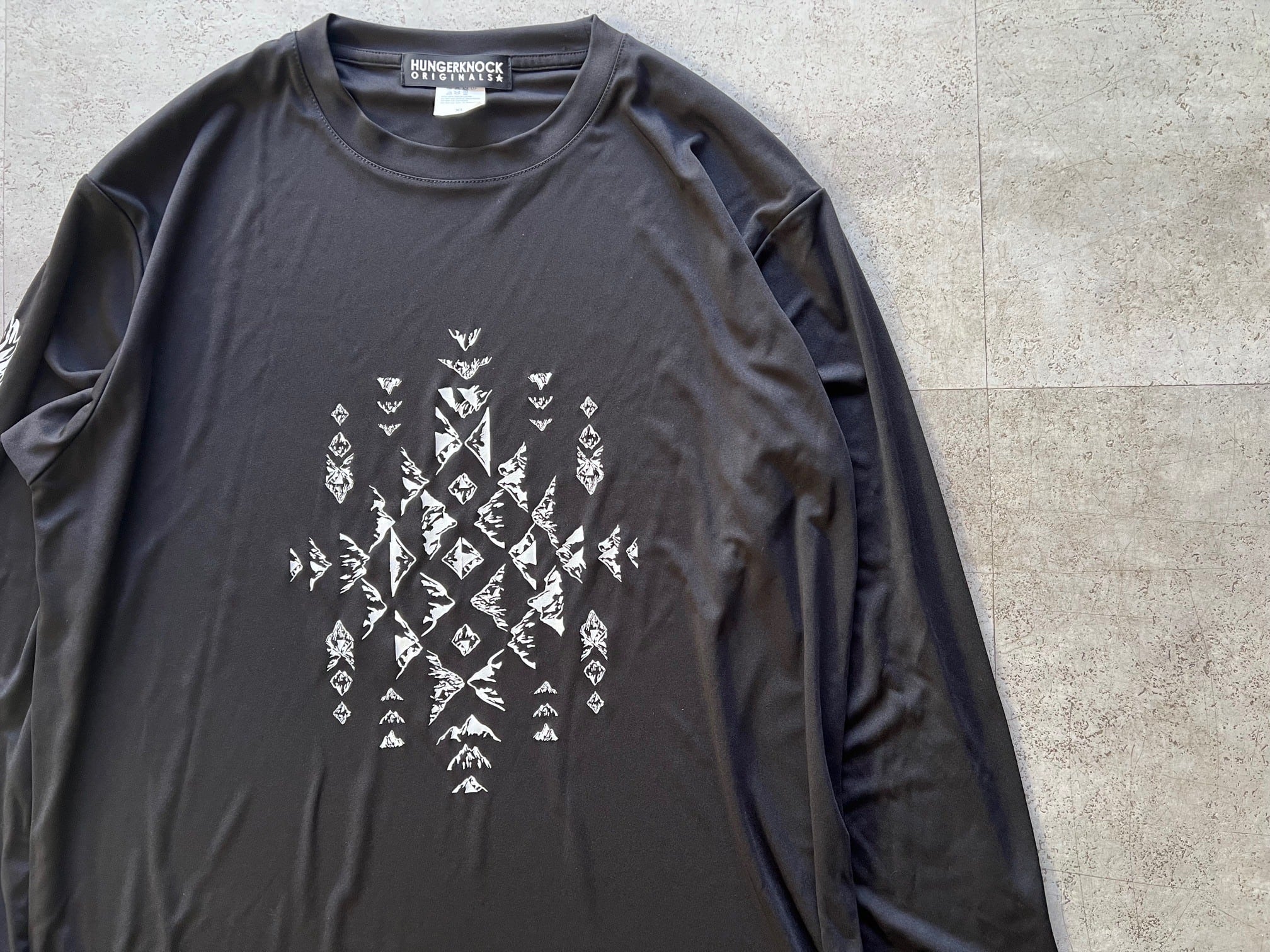 マウンテングラフィック　ロングスリーブTシャツ
