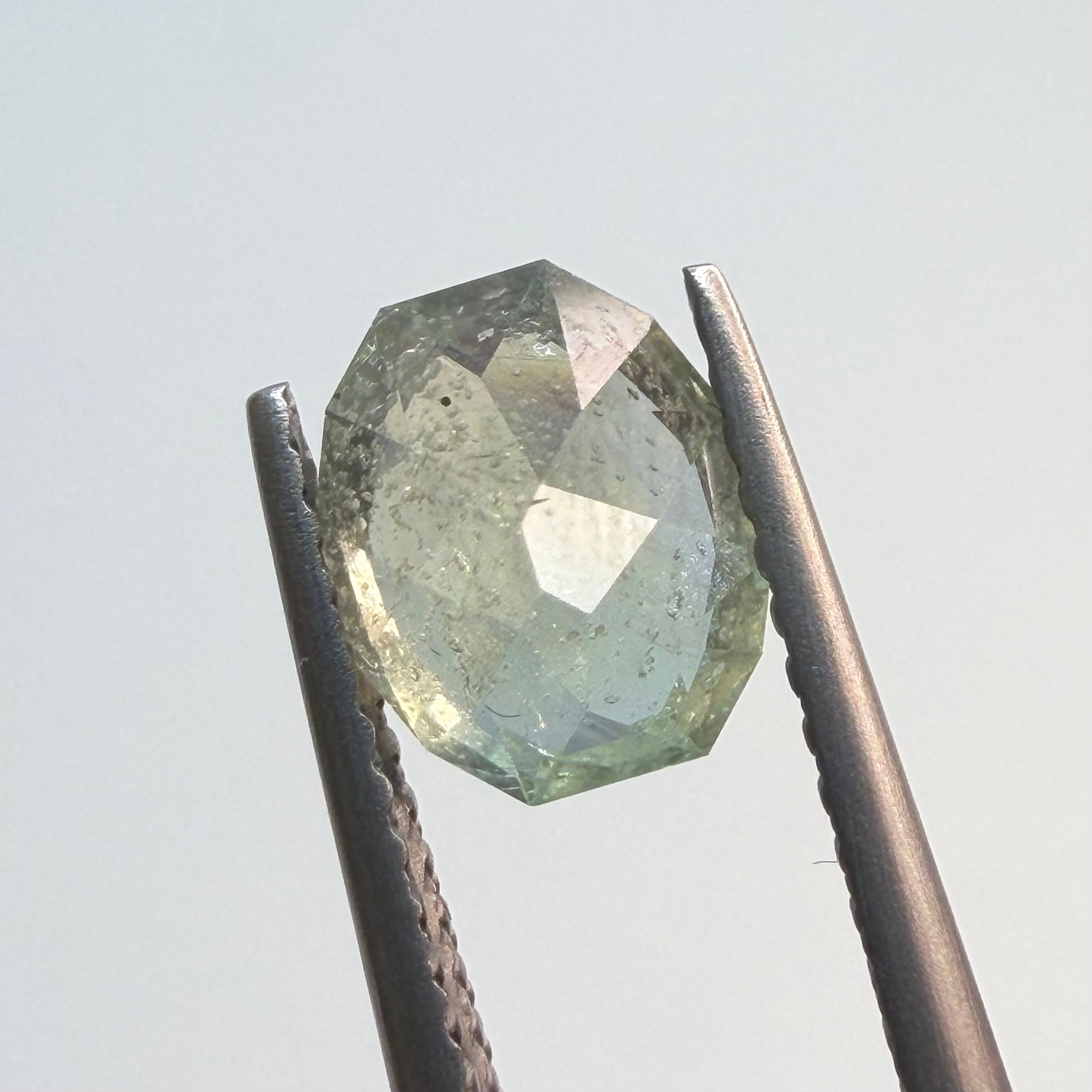 ラムネのようなレトロなサファイア