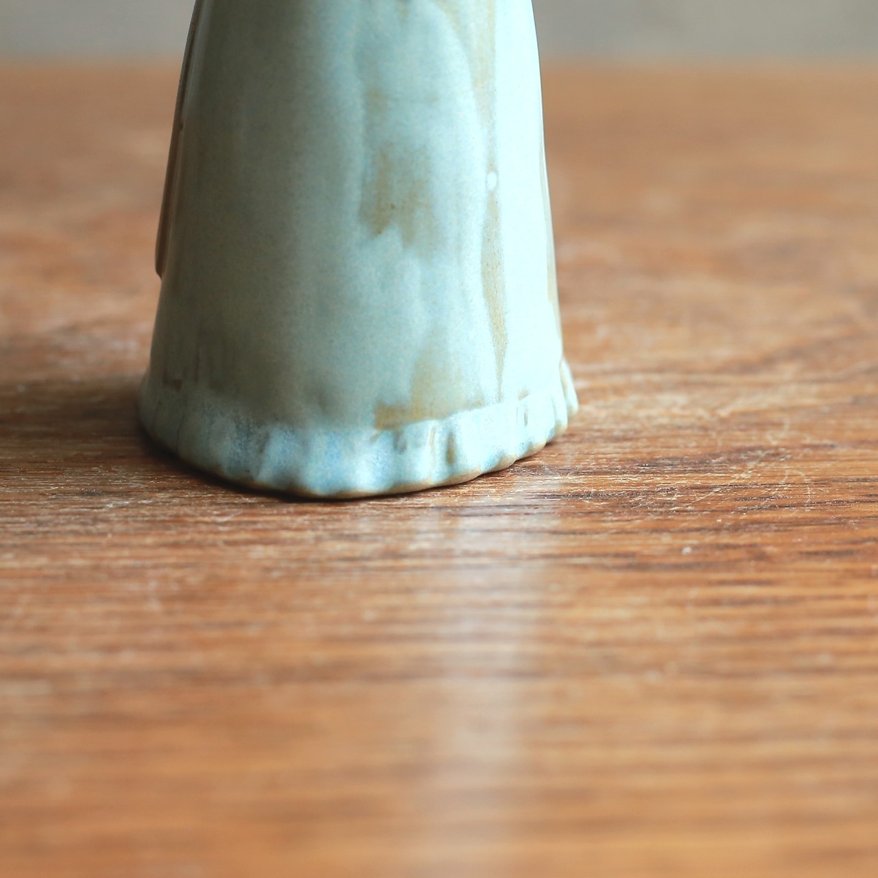 黄色いお花がかわいい、青いドレスのフラワーベース