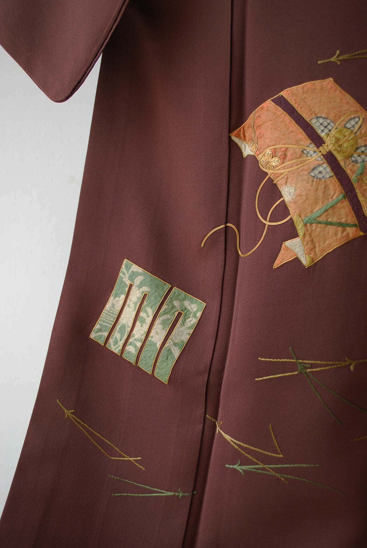 【袷】ぎをん齋藤 煤竹色 吹き寄せに切り嵌め熨斗文 付下げ