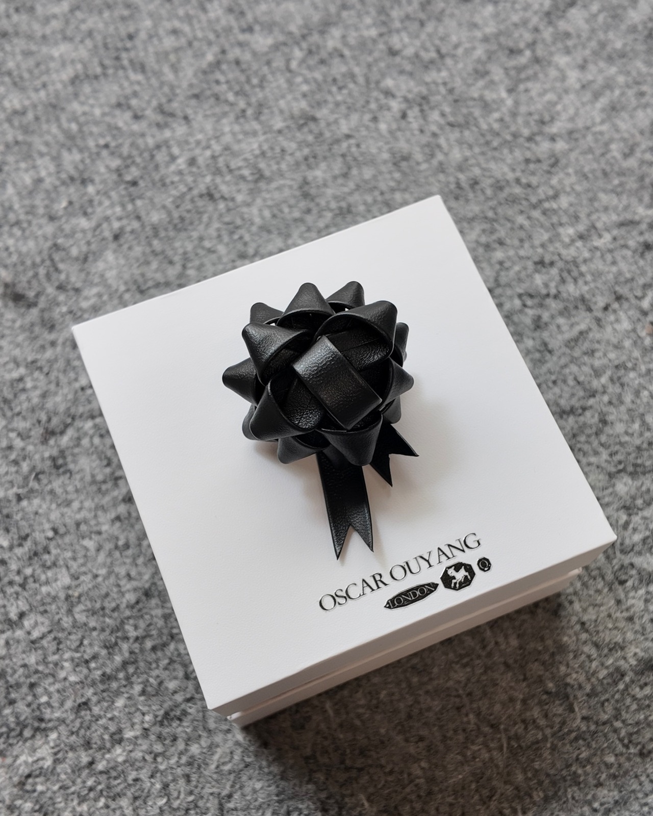 【26/AW Oscar Ouyang】Black leather rossette bow badge