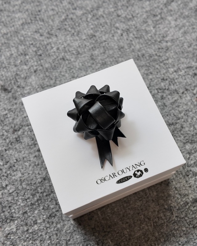 【26/AW Oscar Ouyang】Black leather rossette bow badge