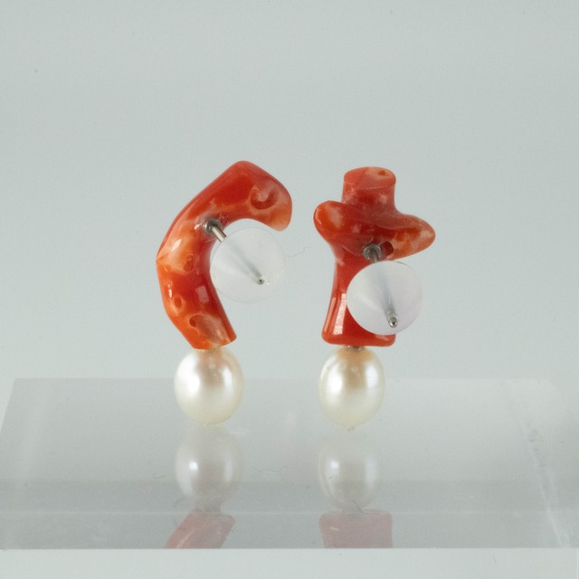 土佐沖血赤サンゴ＆淡水真珠　チタンポストピアス