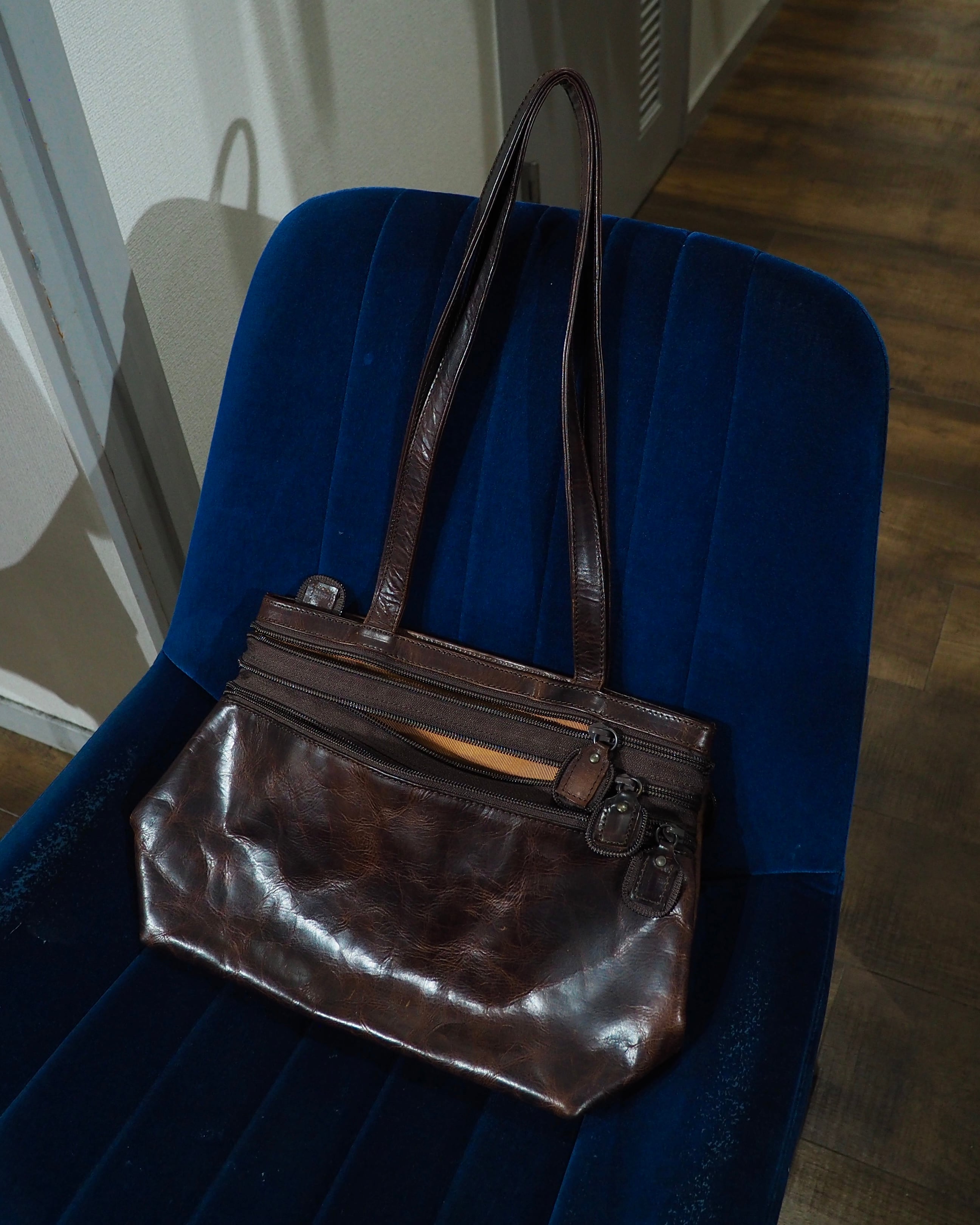 " DINNN " Three Continuing Zip Design Leather Hand Bag