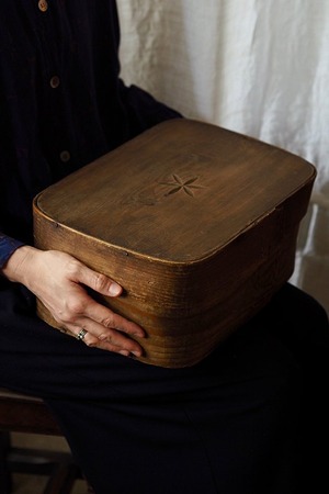 素朴、温かい民具-antique wood box