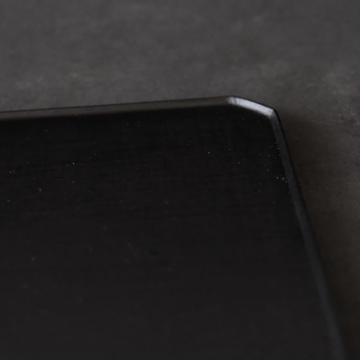 鎌田克慈 Katsuji Kamata 隅切折敷 黒 1058 | les trois entrepôts