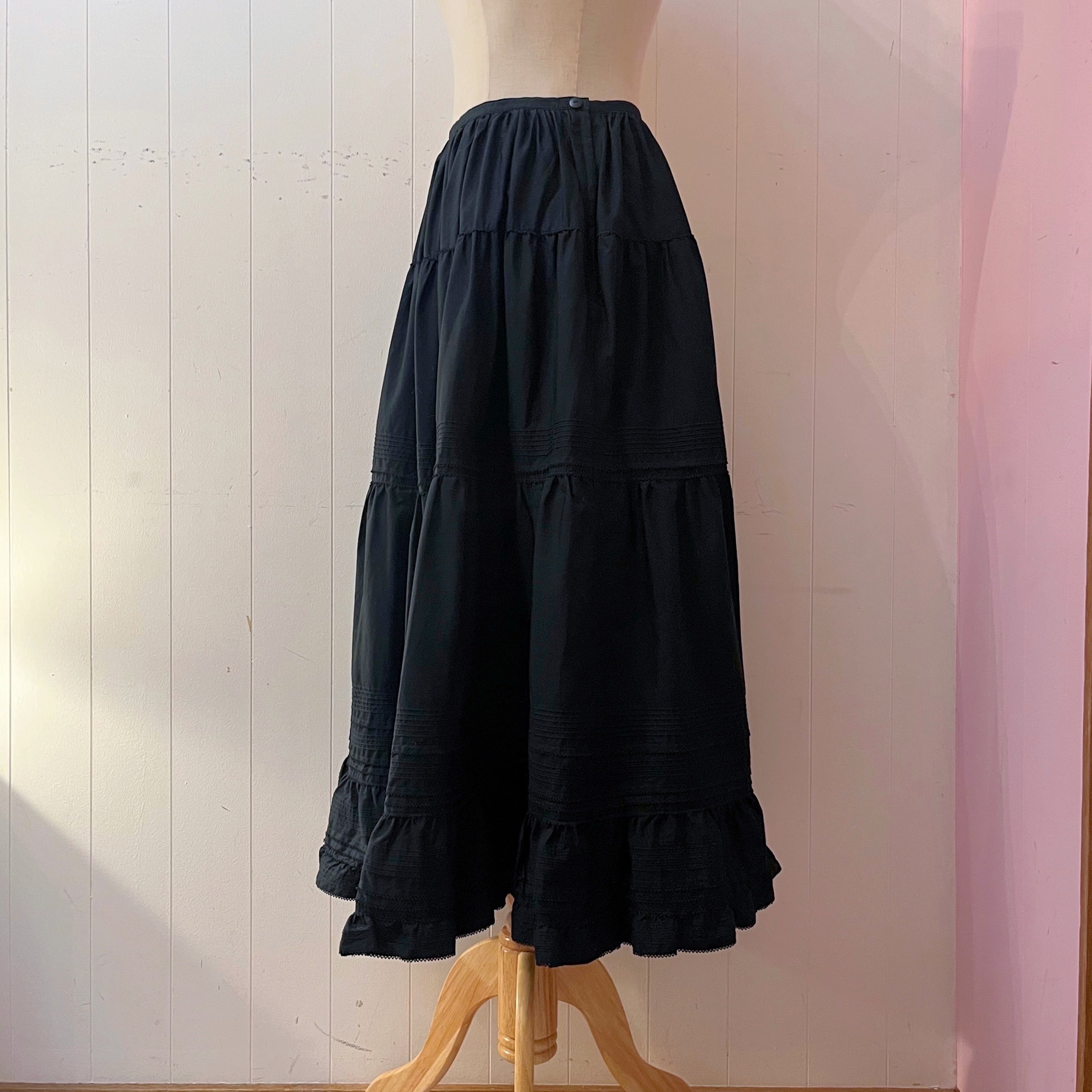 KETTY / black frill tiered skirt