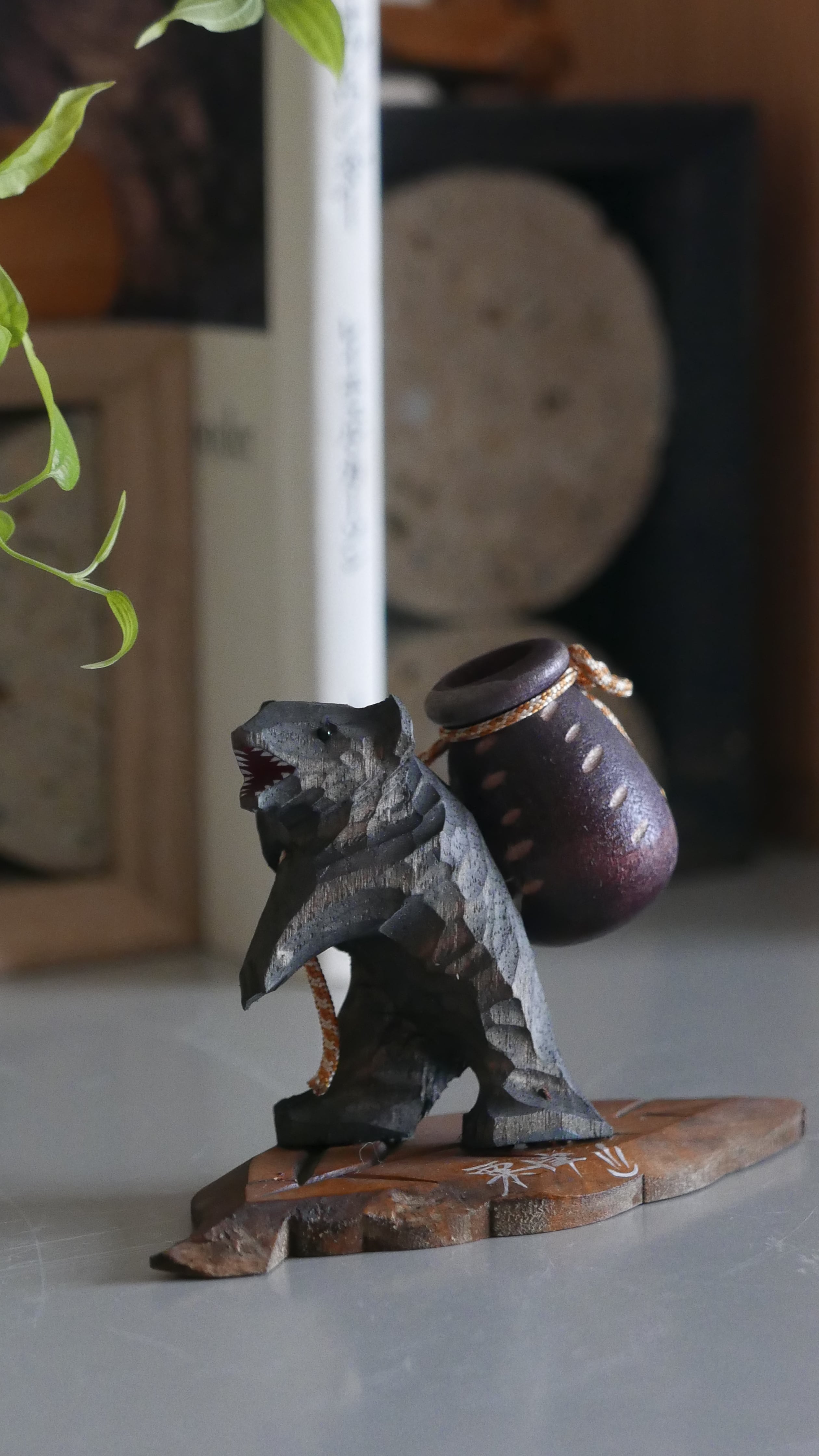 old japan カゴを背負った小さな木彫りぐま