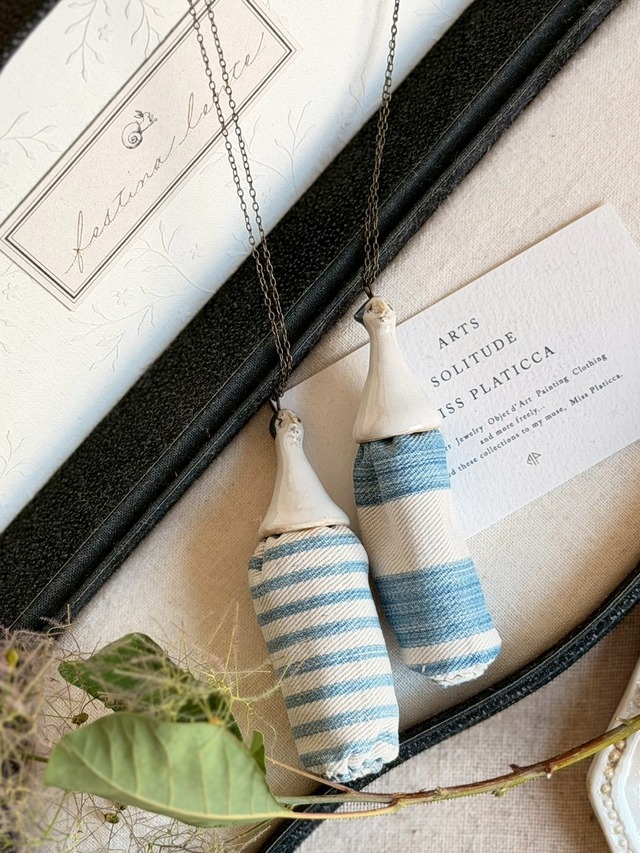 miss platicca 「Pörtrait」#43 OPERA LENGTH NECKLACE OF TWO WHITE GLAZED HARF PORCELAIN WITH OLD CLOTH. 布と陶磁器のオペラレングス・ネックレス (minimal)