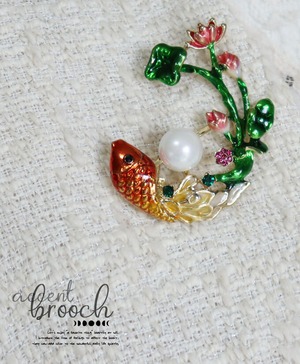蓮と金魚ブローチ/差し色/北欧/煌めくブローチ/かわいいブローチ/金/ゴールド/いきものブローチ/動物ブローチ/アクセント/ビジュー/カジュアル/上品/ロータス/パール/魚/花/和風/和装に似合う/pb726