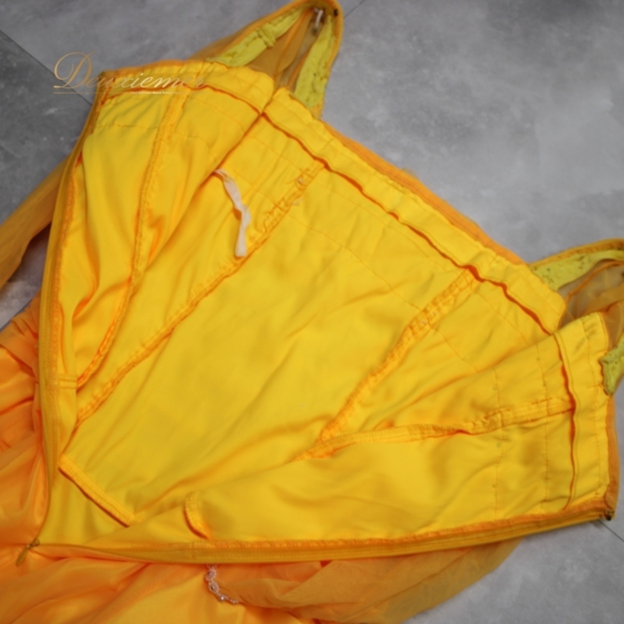 社交ダンス 衣装 スタンダード ドレス ワンピース パーティドレス イエロー系 オレンジ系 ビジュー レース フリル ラインストーン 長袖 派手 フレッシュ 多機能 伸縮性 高品質 シルエット 二重スカート 日本製 彩り 輝き おしゃれ ダンスパーティー 着心地 目立つ