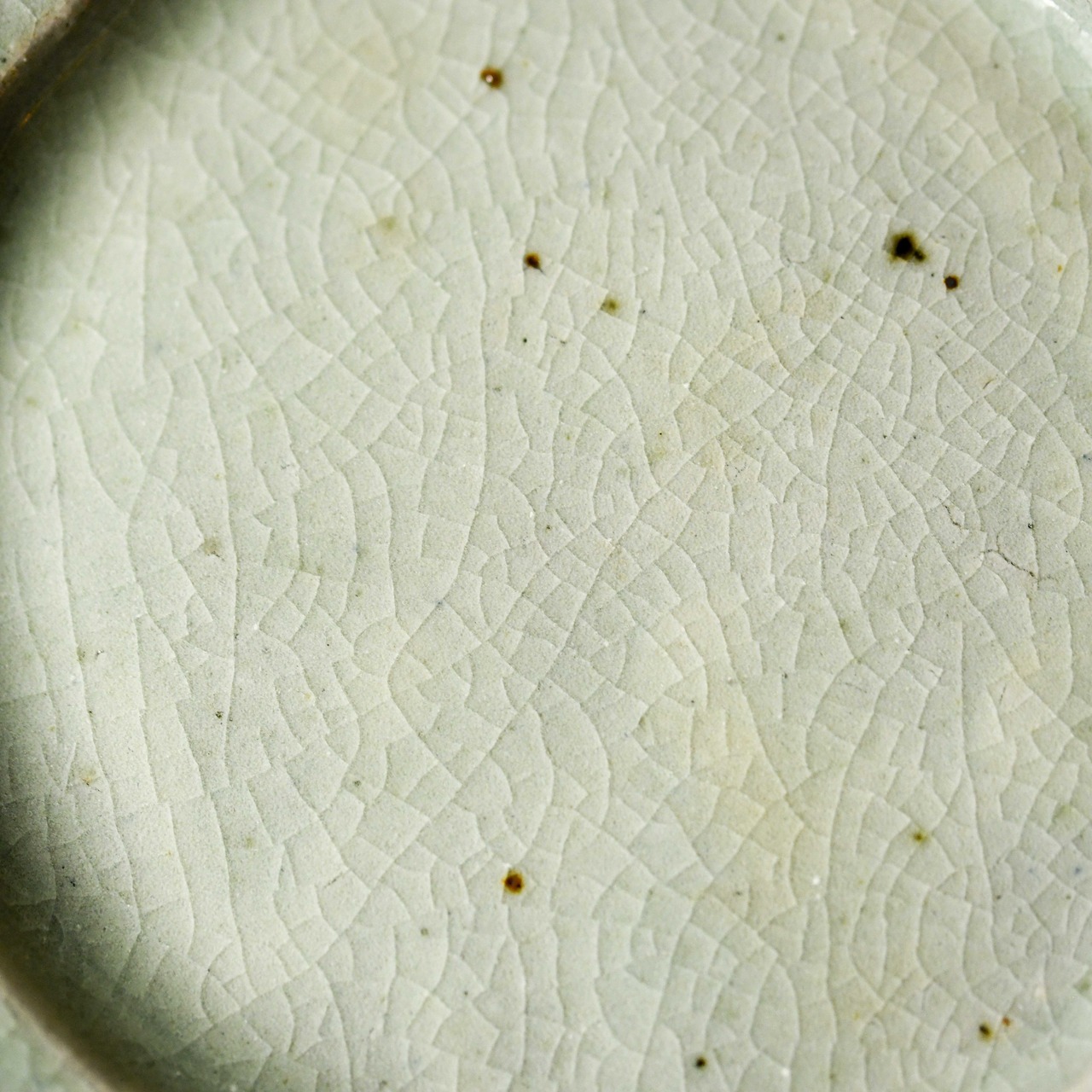 倉敷青木窯　ケーキ皿　押紋（白）