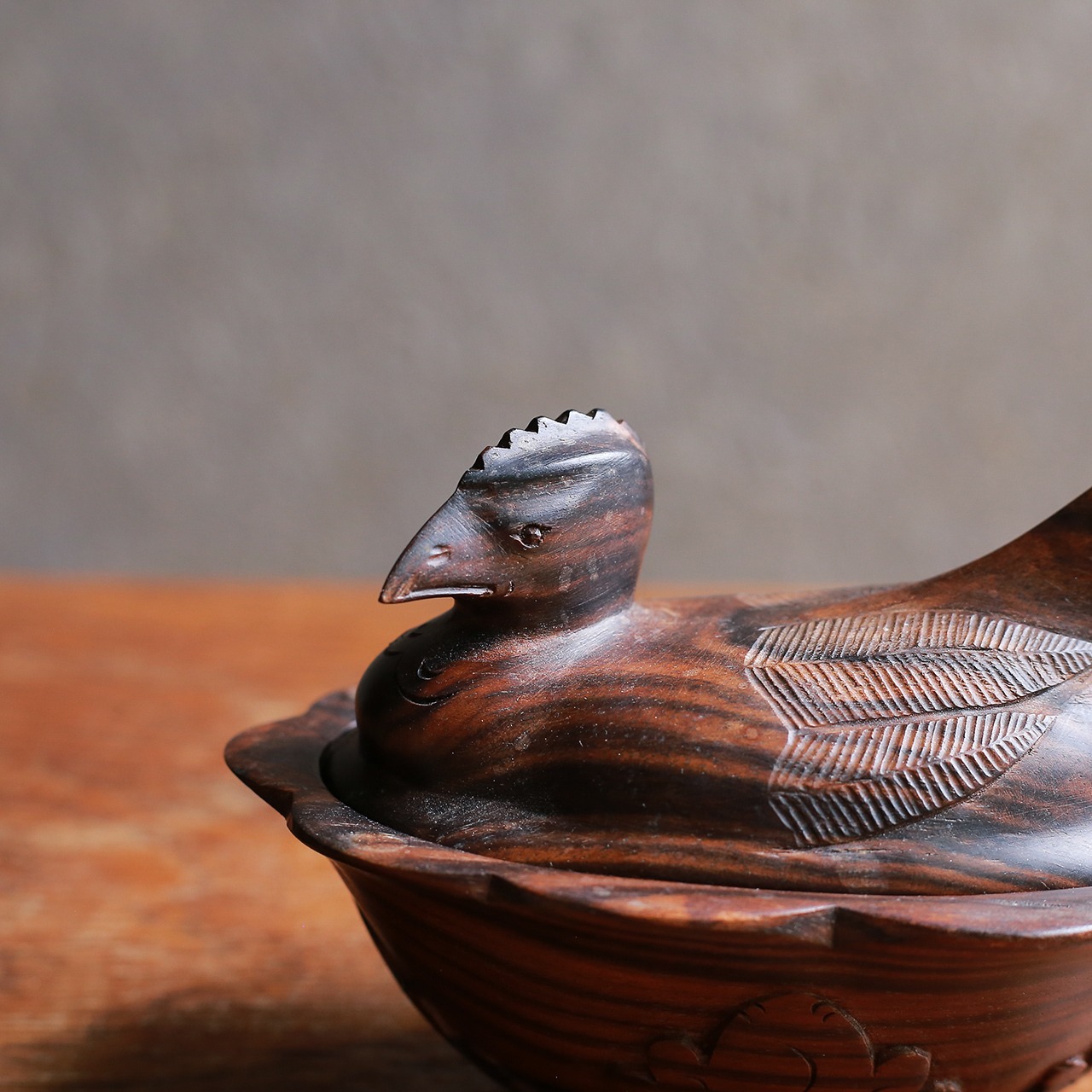 パカッと開く、木の鳥の小物入れ