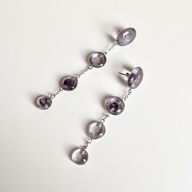軽やかに揺れる クリアなくすみカラーの雫 ドロップピアス／イヤリング｜パープル｜画像3