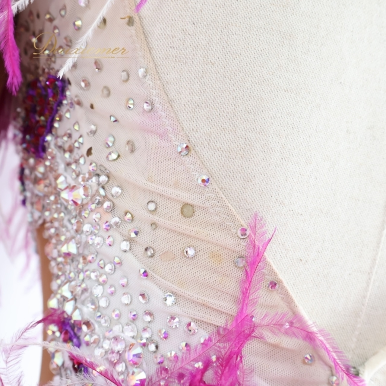 社交ダンス 衣装 スタンダードドレス ワンピース ドレス スタンダード フロート ファー レース ボリューム フリル デモ 競技 ダンス パーティ 発表会 白 紫 豪華 高級感 ホワイト系 パープル系 フェザー 美シルエット 光沢感 エレガント イベント 発表 ロングドレス 専用ドレス コスチューム 競技用ダンス衣装 女性用