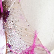 社交ダンス 衣装 スタンダードドレス ワンピース ドレス スタンダード フロート ファー レース ボリューム フリル デモ 競技 ダンス パーティ 発表会 白 紫 豪華 高級感 ホワイト系 パープル系 フェザー 美シルエット 光沢感 エレガント イベント 発表 ロングドレス 専用ドレス コスチューム 競技用ダンス衣装 女性用