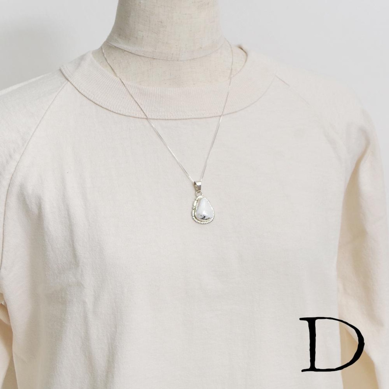 【INDIAN JEWELRY インディアンジュエリー】Navajo WHITE BUFFALO pendant Nila Johnson ナバホ ホワイトバッファローペンダント ニラ・ジョンソン作
