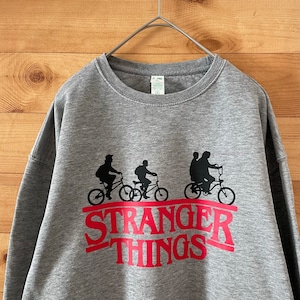 【JHK】ストレンジャーシングス プリント スウェット トレーナー 海外ドラマ Netflix ネトフリ Stranger Things ロゴ M US古着