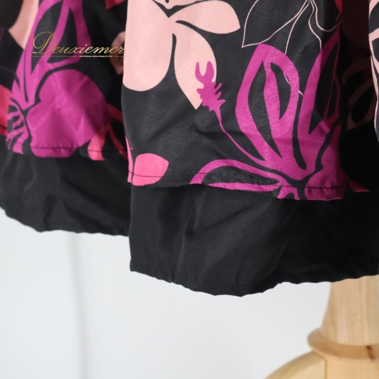 フラダンス 衣装 パウスカート ブラック系 ハワイアンプリント アロハ レッスン 練習 フラ ダンス ダブル スカート かわいい おしゃれ 華やか 鮮やか 花柄 フラワープリント ピンク系 パープル系 黒 ピンク 紫 ふんわり フラダンス衣装 ハワイアンスカート シフォン素材 リゾートスタイル フェミニン 南国風 カジュアル ボリューム感 ウエストゴムタイプ お洒落 コーディネート