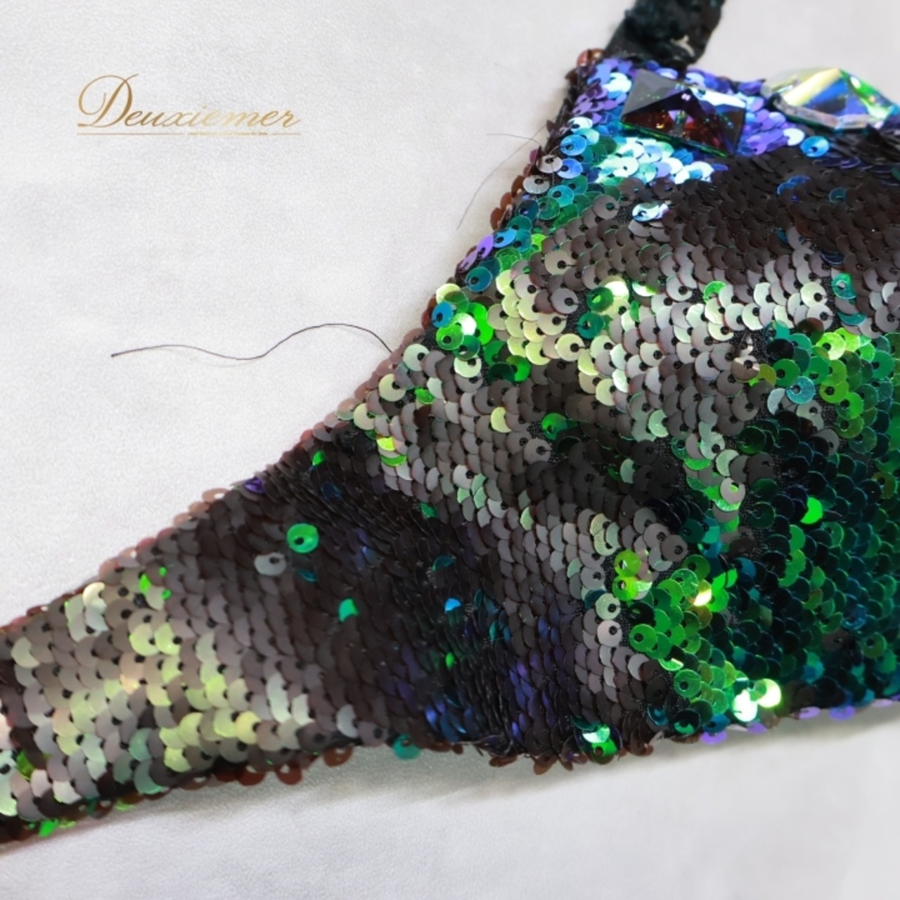 ベリーダンス オリエンタル 衣装 上下セット グリーン系 ベラ Bella スパンコール ラインストーン トップス  スカート チョーカー 腕飾り アーム飾り アーム 緑 キラキラ 煌びやか 華やか ビーズ ダンス衣装 ステージ イベント スリット