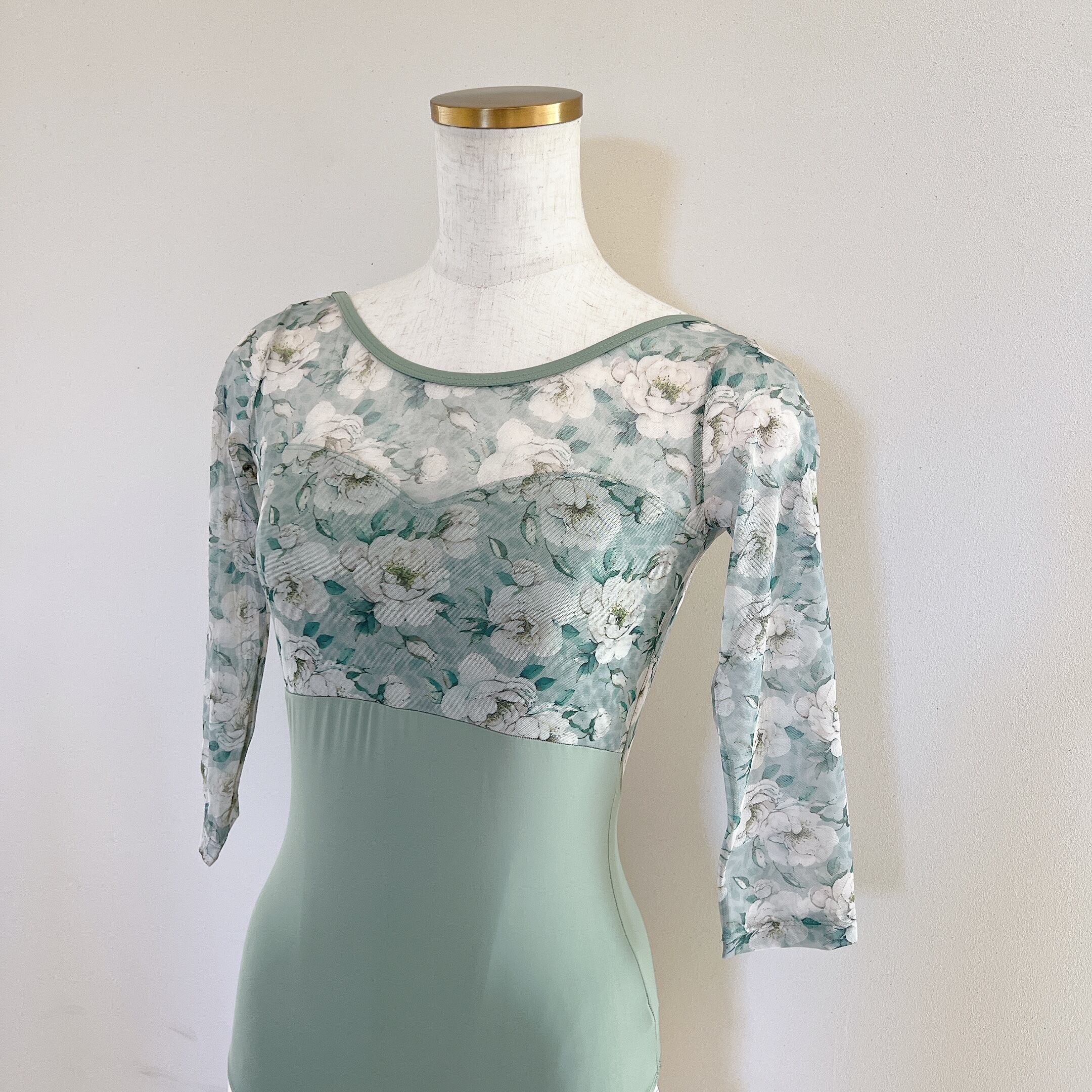 薔薇のチュールを重ねた華やかなグリーンのスクエアネックバレエレオタードMサイズ ハイネックローズレオタード（ウィンターブルー） | バレエ用品