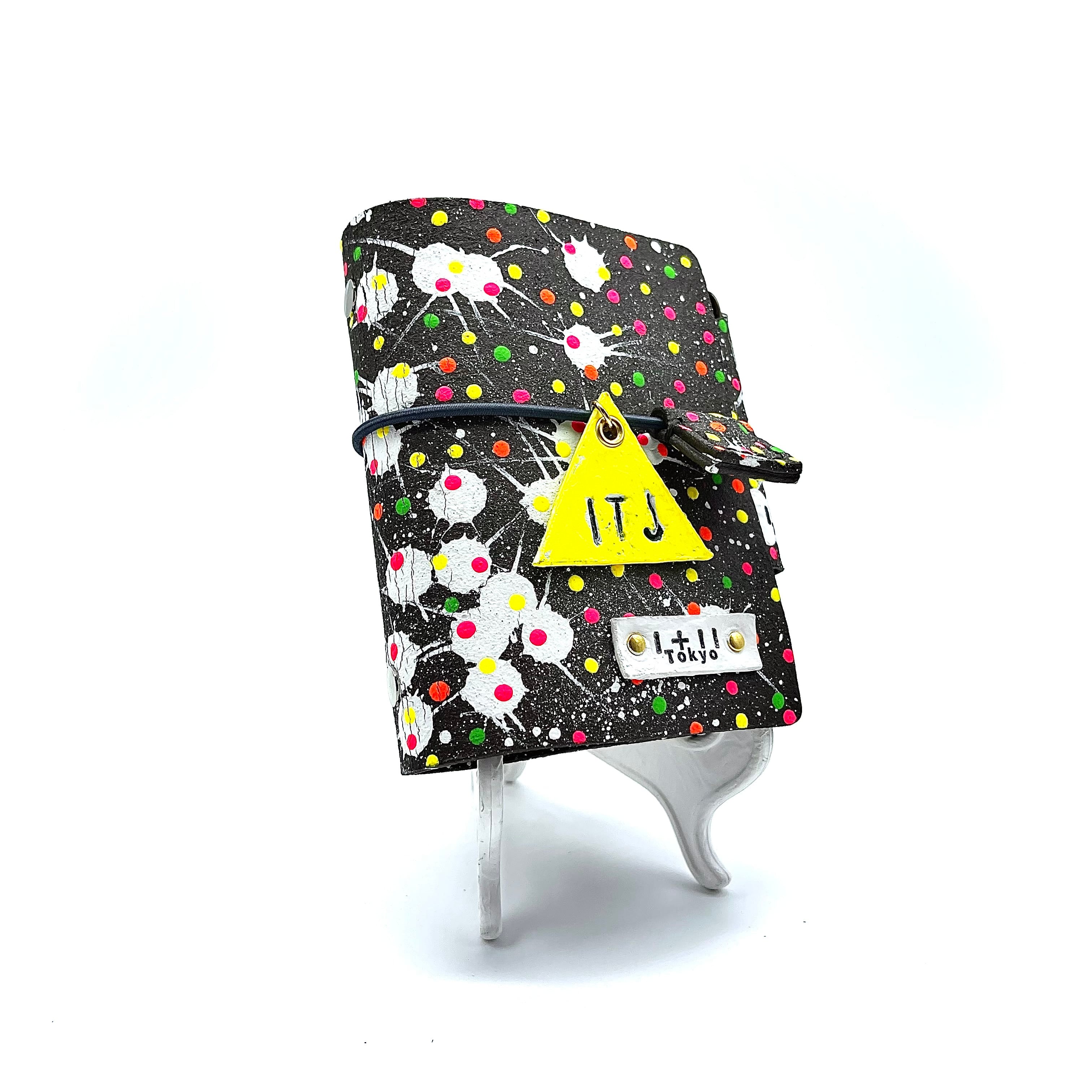 革micro5バインダー手帳 “古い鉄壁にパチパチネオン” 本革 | いちたす