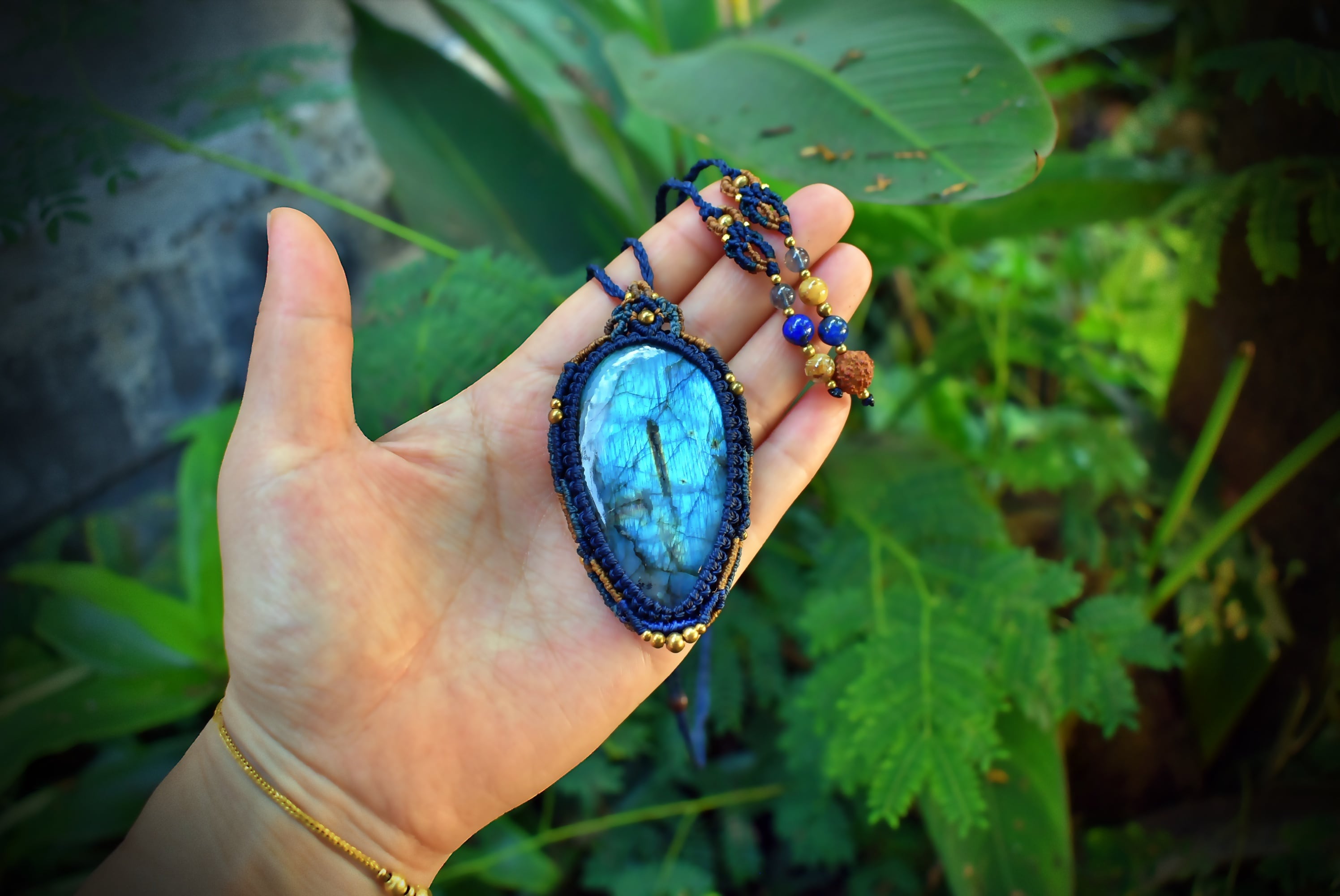 徳大大粒★ブルーラブラドライト マクラメペンダント