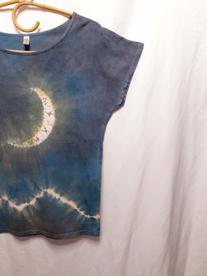 静かに輝く月と山・手染めのチュニック（藍染・ベンガラ染め）