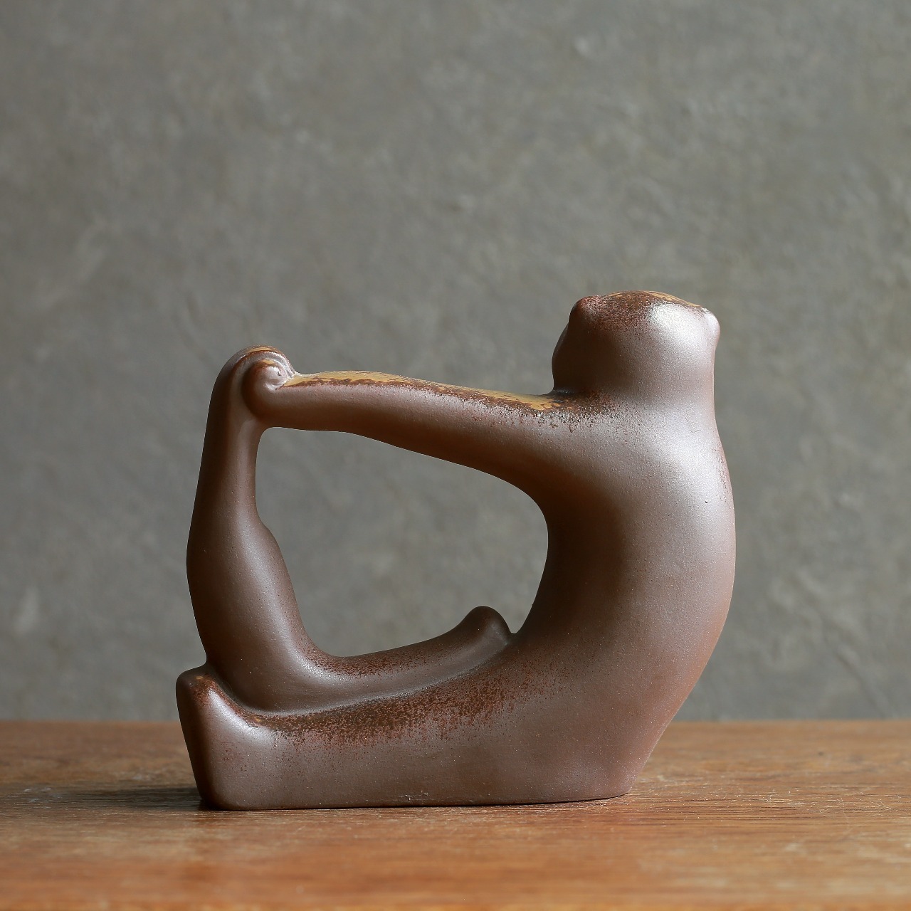 親子で仲良しな、陶器のサル