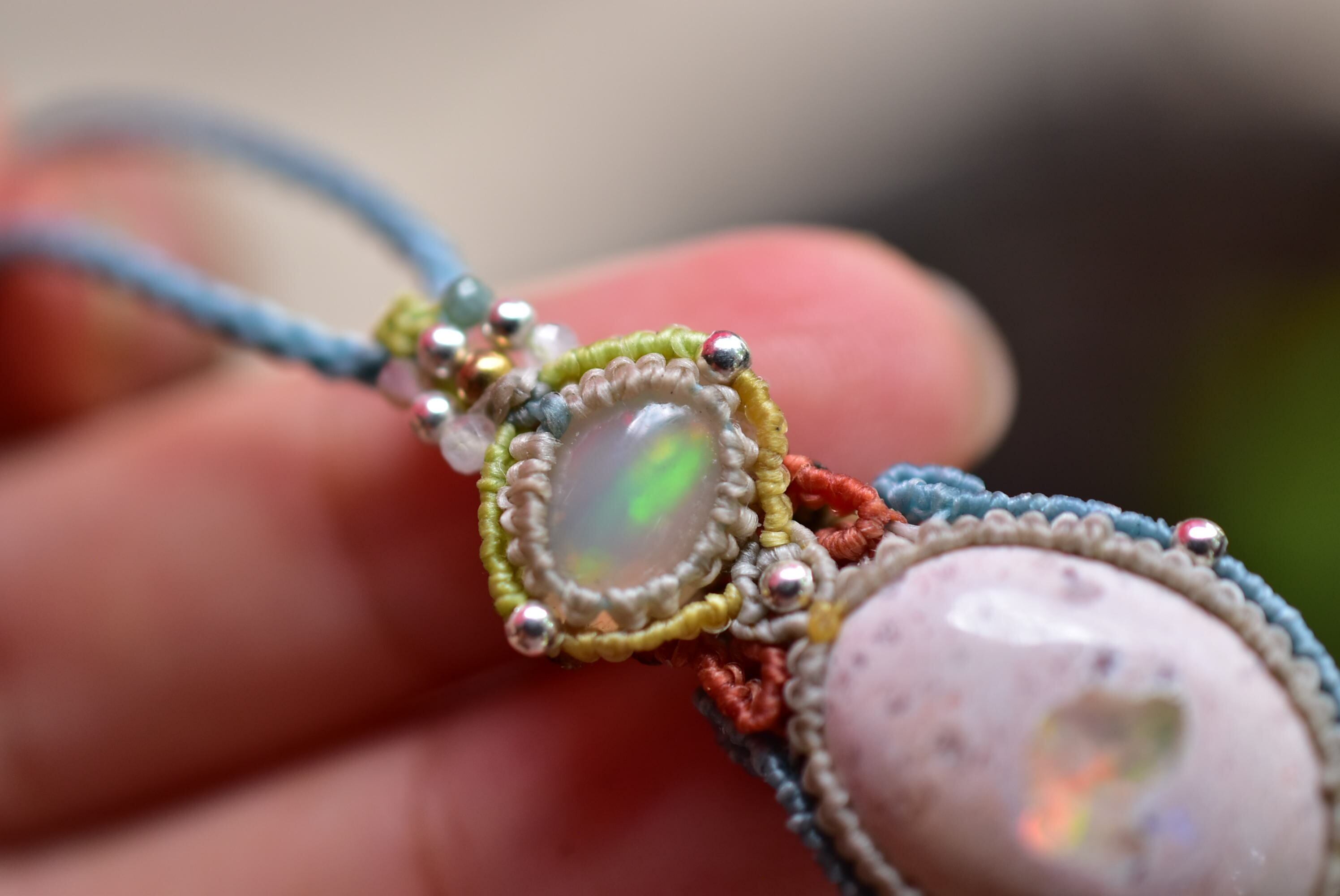 ダブルの虹プリズム☆オパール カンテラオパール マクラメペンダント