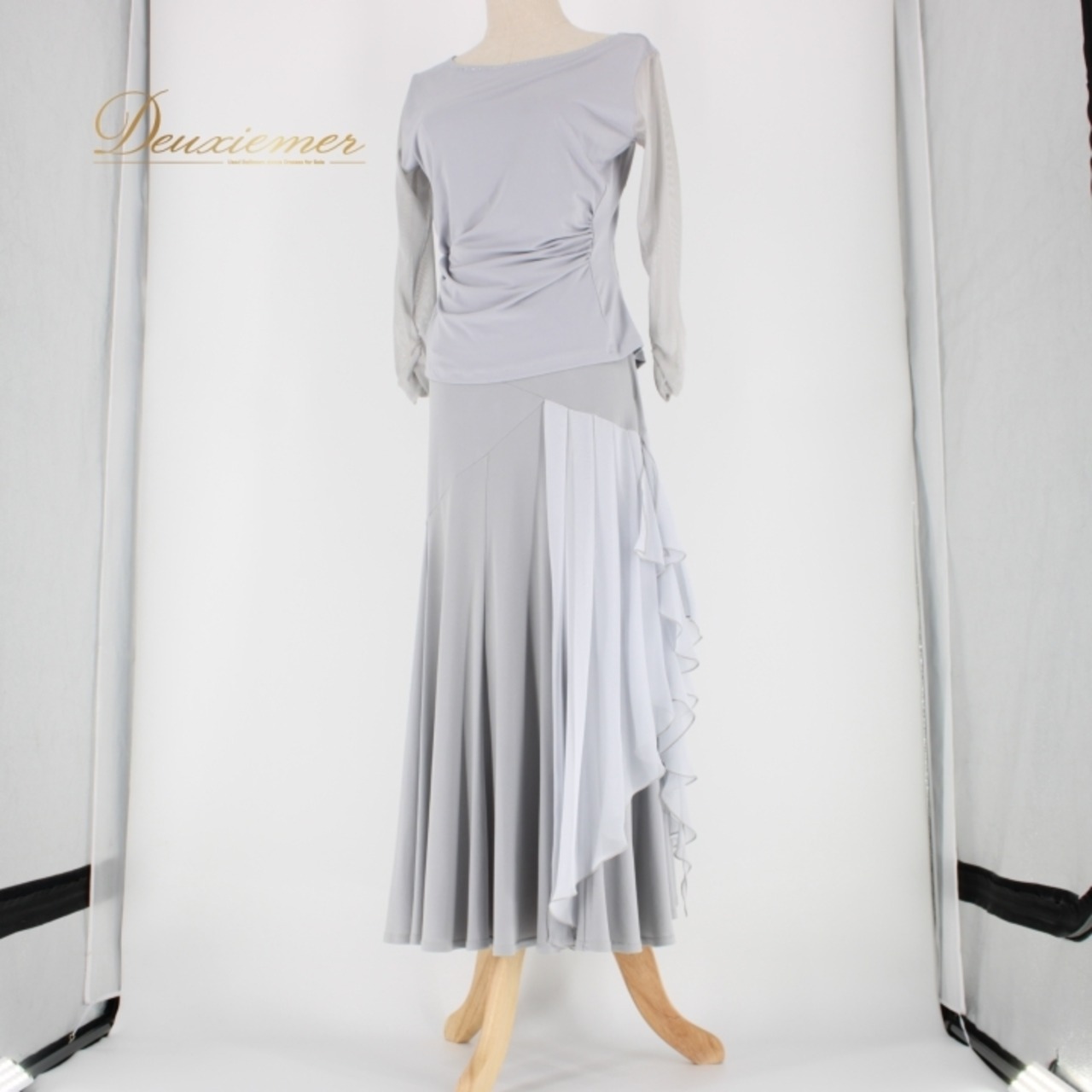 社交ダンス 衣装 スタンダード 上下セット ツーピース レッスンウェア パーティ衣装 オールシーズン グレイ系 ラインストーン 光沢感 シンプル 軽量 伸縮性 リーズナブル 女性用ファッション おしゃれ 薄手 快適 おすすめ パーティ用 ダンスレッスン用 セットアップ 上下組 コーディネート可能 高品質 ポリエステル ポリウレタン ゆったりデザイン ラインストーン装飾 華やか 旬なデザイン リラックスフィット トレーニング用