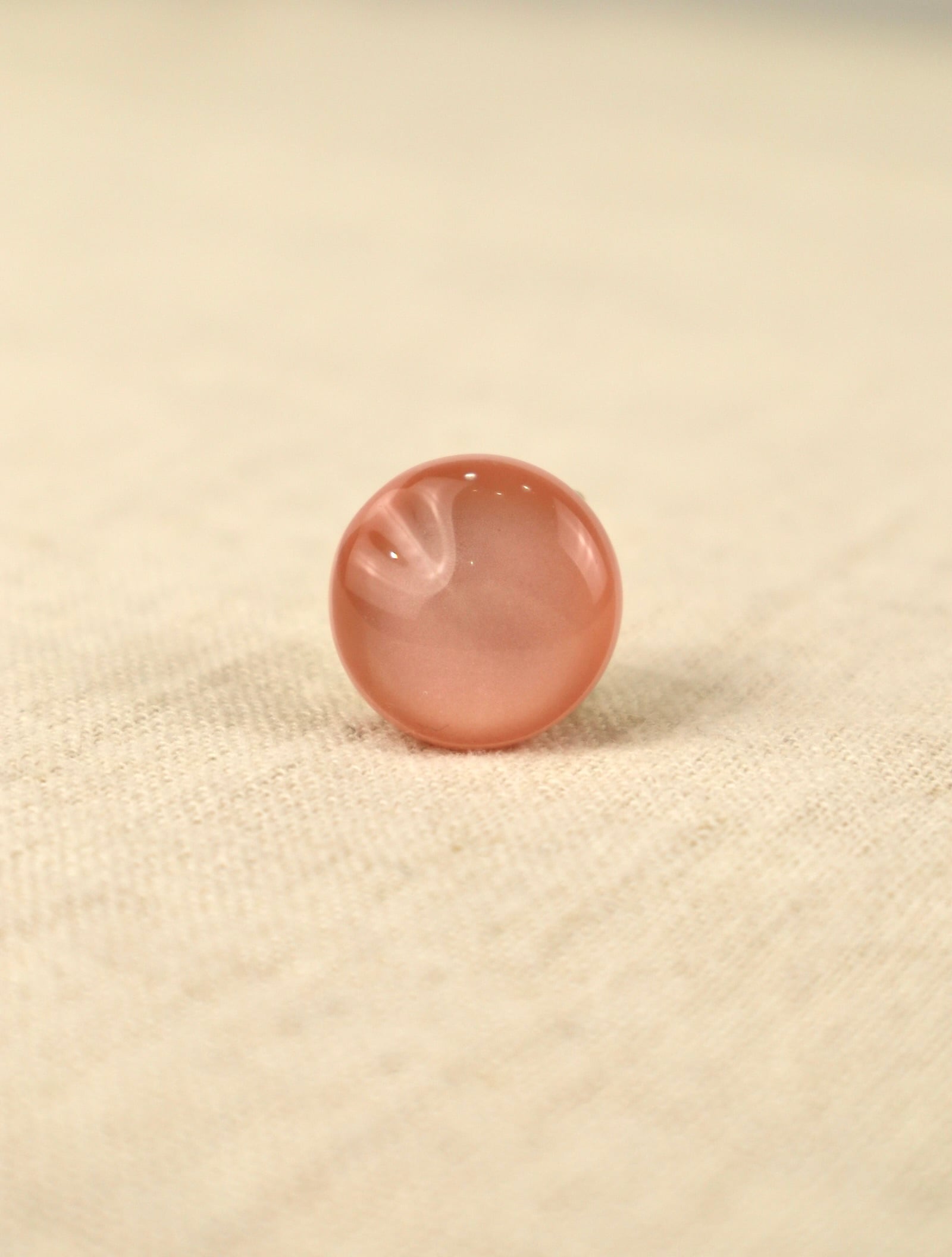 硝子の帯留　桃