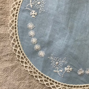 白い刺繍の水色の布 Tsuitachi Craft Brocante