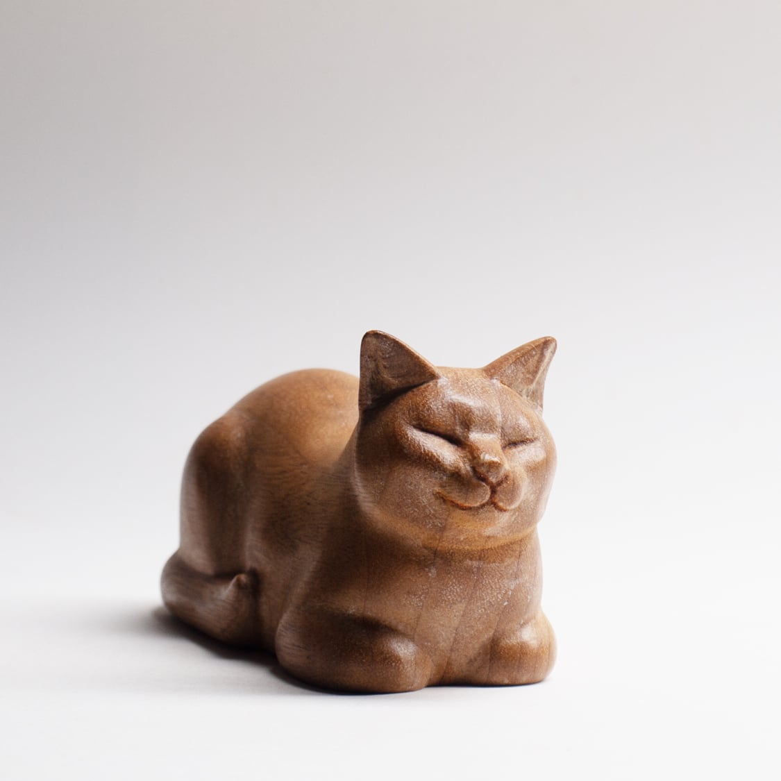 かわいい　木製 猫の彫刻　木彫り　ねこ　ネコ 香箱座り 木彫りのサバトラ猫 香箱座り その他置物 村山木彫工房 通販 12950032