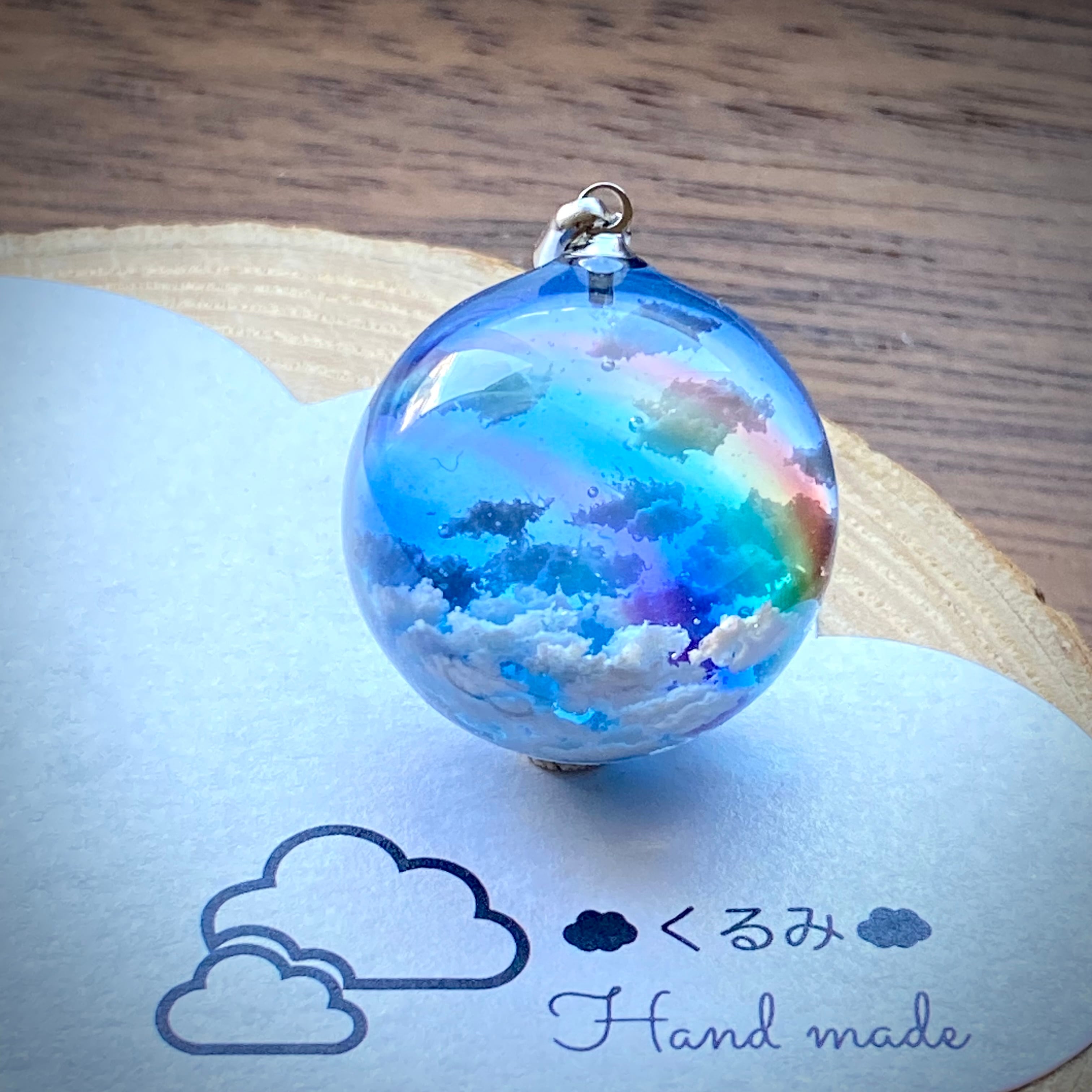 半球の雲レジン 青空にかかる虹 バチカン付 A