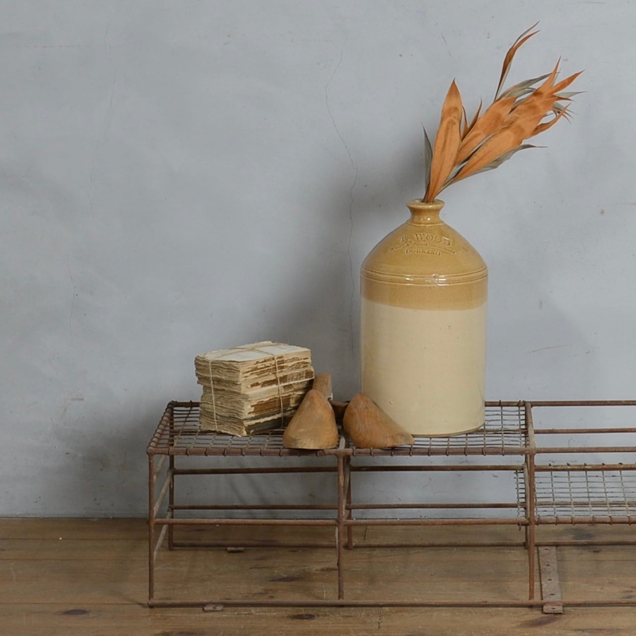 5月末までシューズラック　アンティーク家具 カーテンバー付きアンティーク調シューズラック（シューズラック