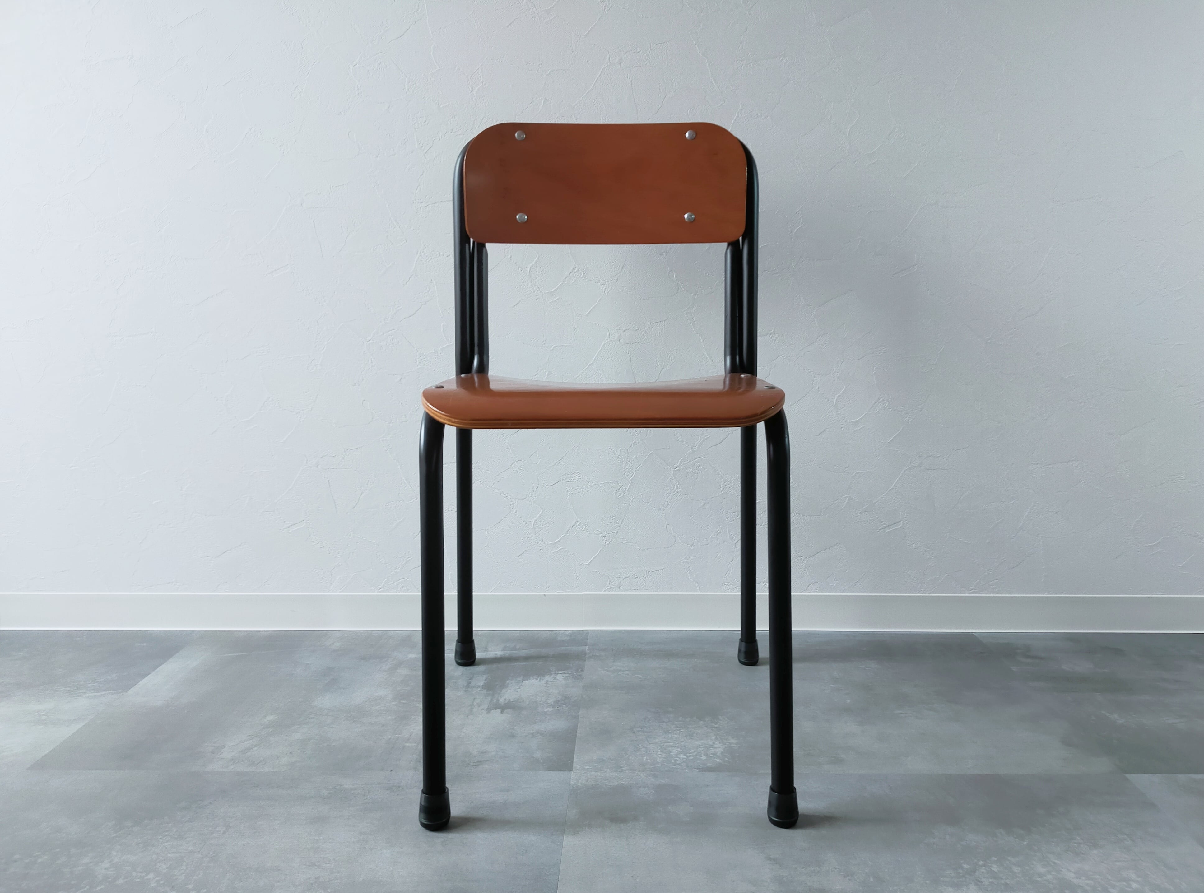 どんな高級チェアよりも「しっくり」（学校椅子×チェア×ブラウン