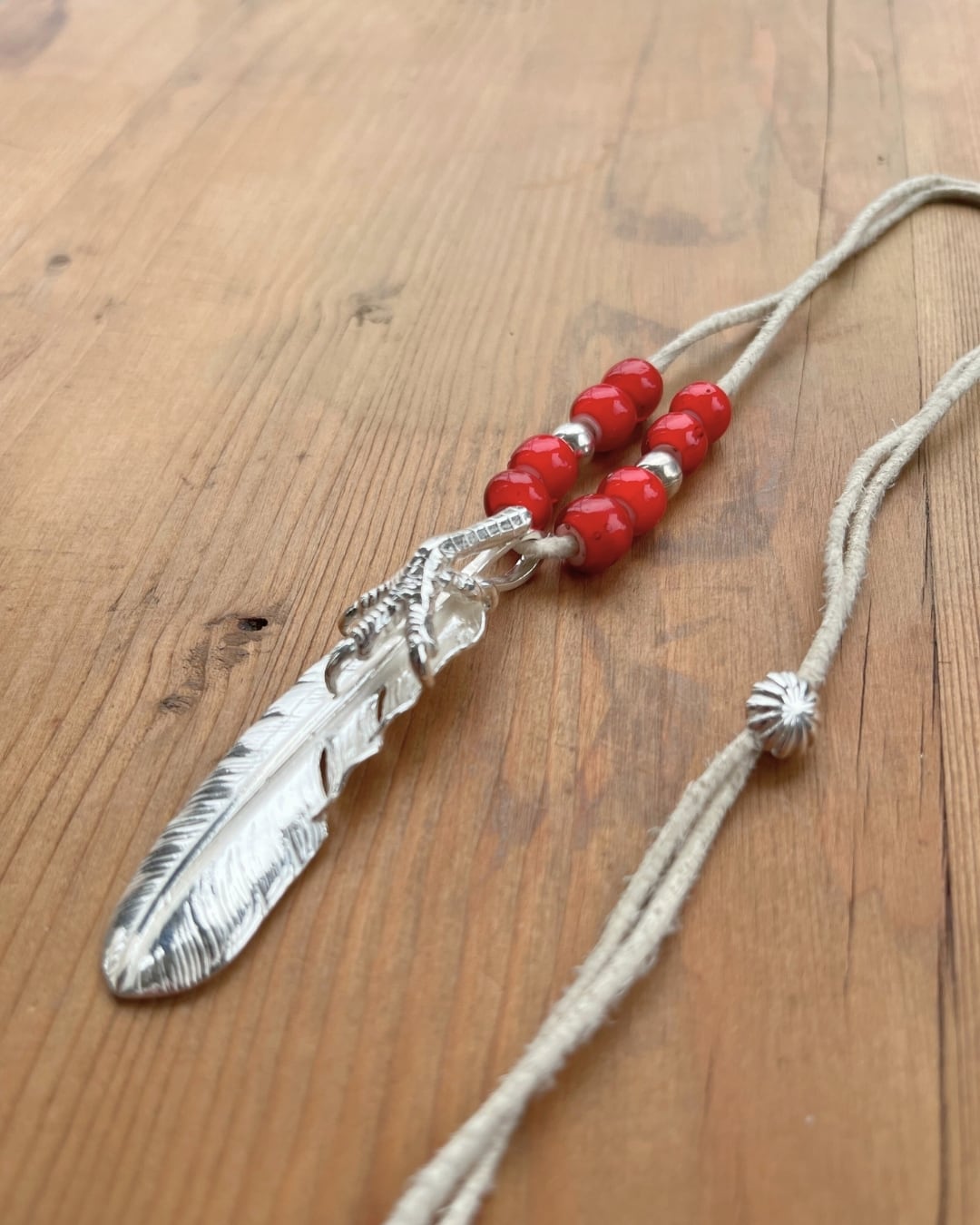 go64 銀爪付き特大フェザー ホワイトハーツ、ビーズ革紐カスタム