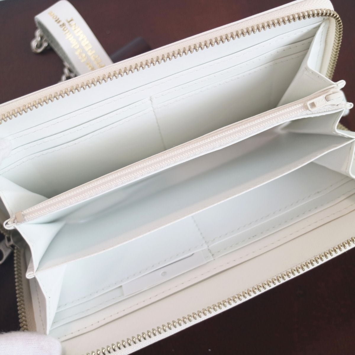 総革コブラタグ ラウンドファスナー ウォレットチェーン付き 白 RSW