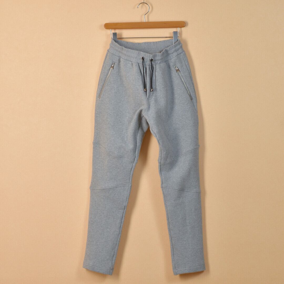 ARBRE アルブル 裏起毛スウェットジョガーパンツ・杢グレイ【メンズ】スッキリとしたブルゾンやニットのボトムに合わせて着てください。
