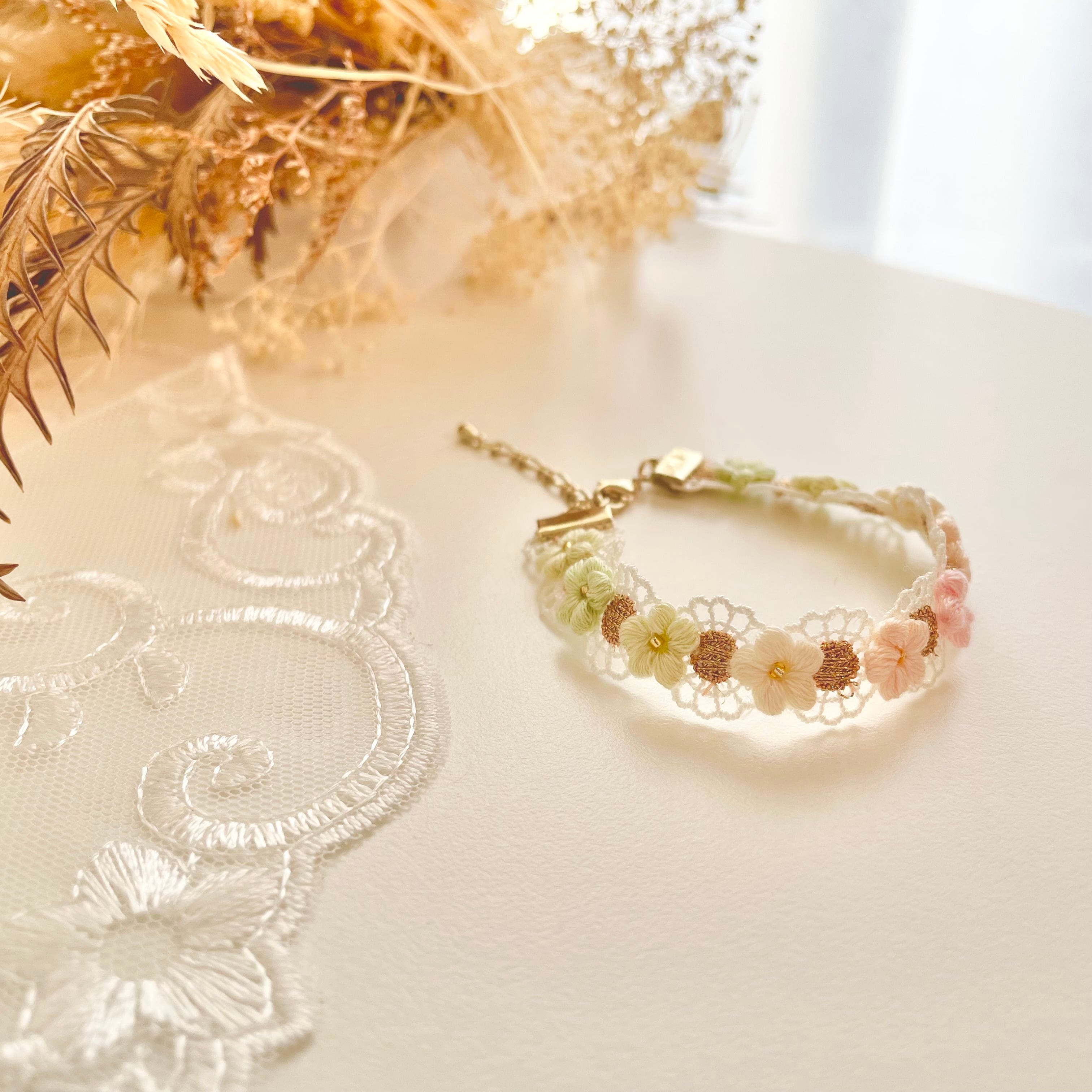 春色のお花たっぷりレースブレスレット ( 刺繍編みのお花の 春色のお花たっぷりレースブレスレット ( 刺繍編みのお花の