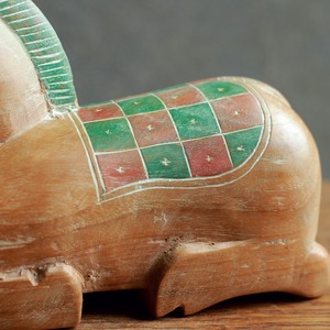 ちょっと一休みする、鮮やかな色味の馬 1｜木彫り 馬 ヴィンテージ置物