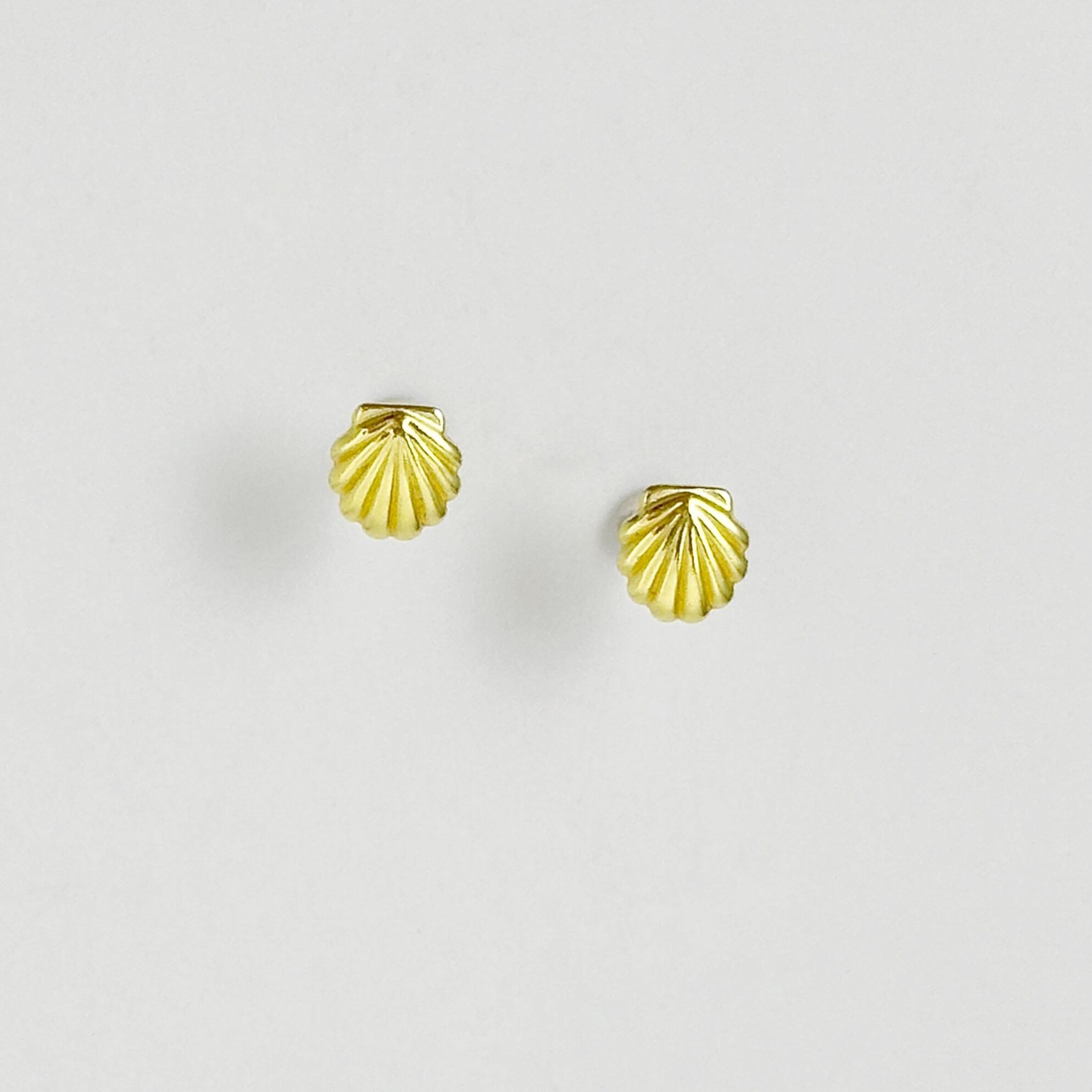 Gold Coating ベリー リトル シェル スタッド ピアス