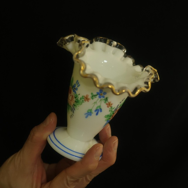 フェントン シルバークレスト 希少なチャールトン装飾 洗練された手描きブルーローズの花瓶